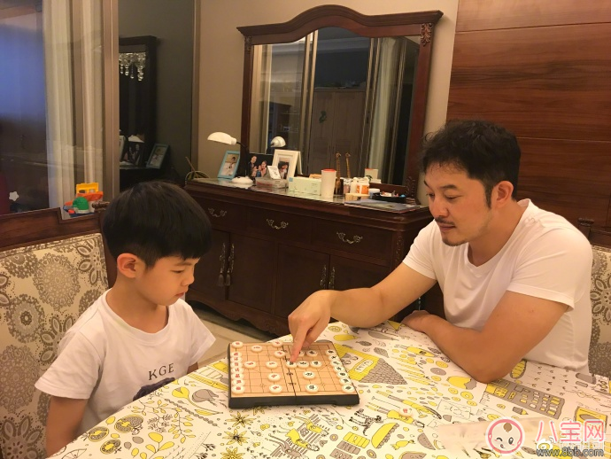 沙溢和安吉一起下象棋 怎么教孩子下象棋 沙溢和安吉一起下象棋 怎么教孩子下象棋