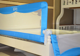 寶寶墜床后我們?cè)撟鍪裁?怎么防止寶寶墜床