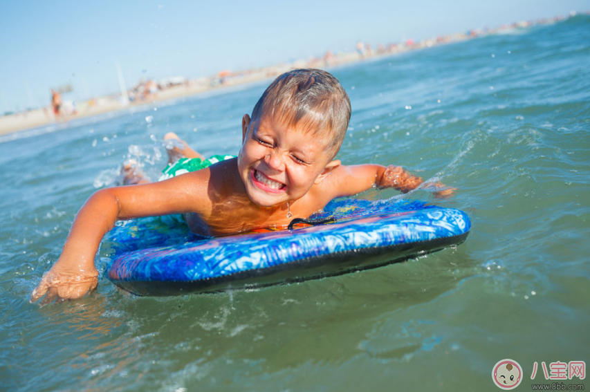 甜馨又又又曬黑了 外出游玩孩子防曬不能忽略