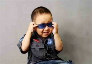 夏天怎么保護(hù)寶寶的眼睛 孩子帶太陽(yáng)鏡真的護(hù)眼嗎