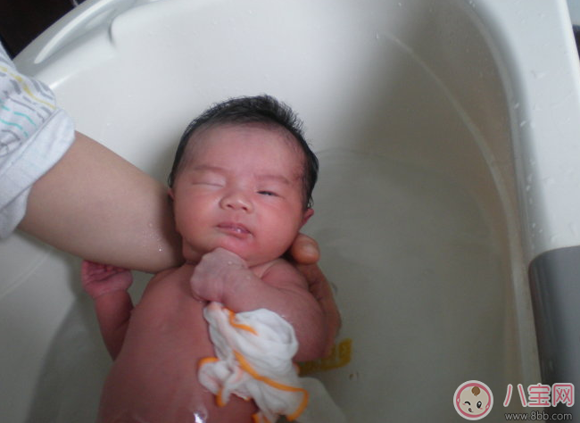 夏天給寶寶洗澡要注意什么 困擾媽媽們的三個問題解答