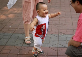 如何教會(huì)孩子獨(dú)立邁步 孩子走路怎么教