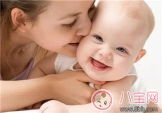 新生兒身體柔軟 應(yīng)該多抱抱還是要躺著呢