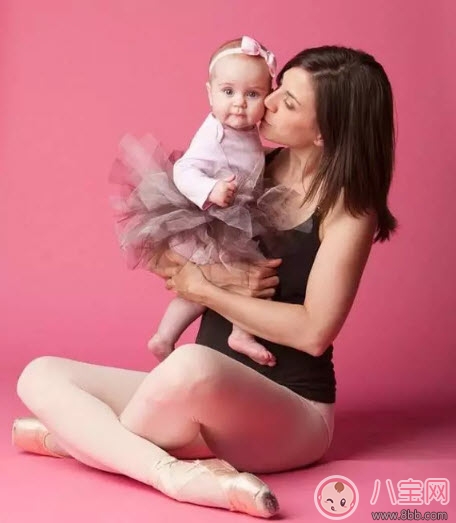 新生兒身體柔軟 應(yīng)該多抱抱還是要躺著呢