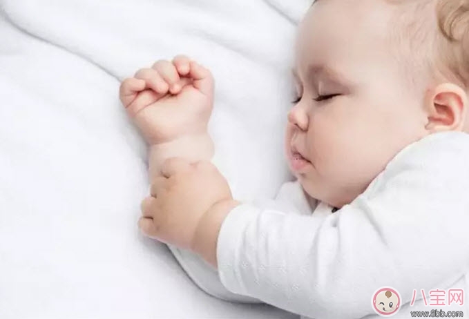 新生兒身體柔軟 應(yīng)該多抱抱還是要躺著呢