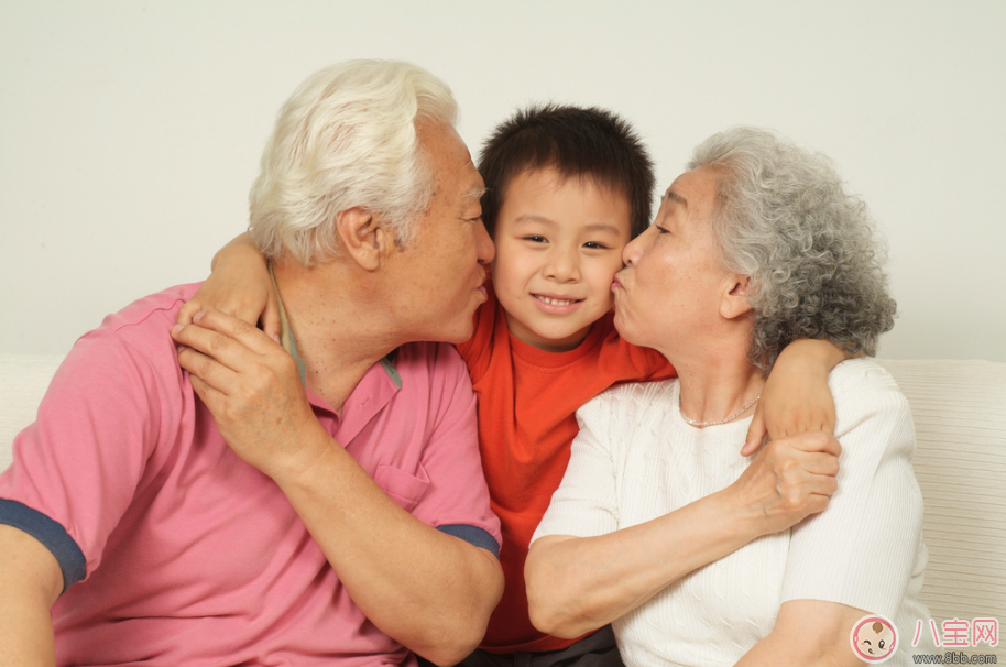 美國新生兒出生不久親吻死亡 千萬不要讓別人親吻你的小孩 美國新生兒出生不久親吻死亡 千萬不要讓別人親吻你的小孩