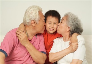 美國新生兒出生不久親吻死亡 千萬不要讓別人親吻你的小孩