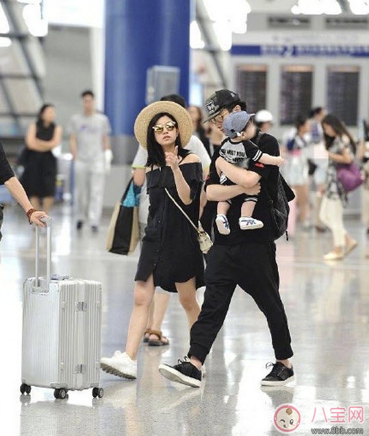 陳曉抱娃姿勢(shì)專業(yè) 什么樣的抱娃姿勢(shì)寶寶最舒服 陳曉抱娃姿勢(shì)專業(yè) 什么樣的抱娃姿勢(shì)寶寶最舒服