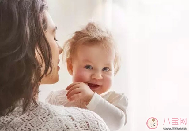 寶寶吃手怎么辦 寶寶吃手指的原因(寶寶吃手指還有這些好處)