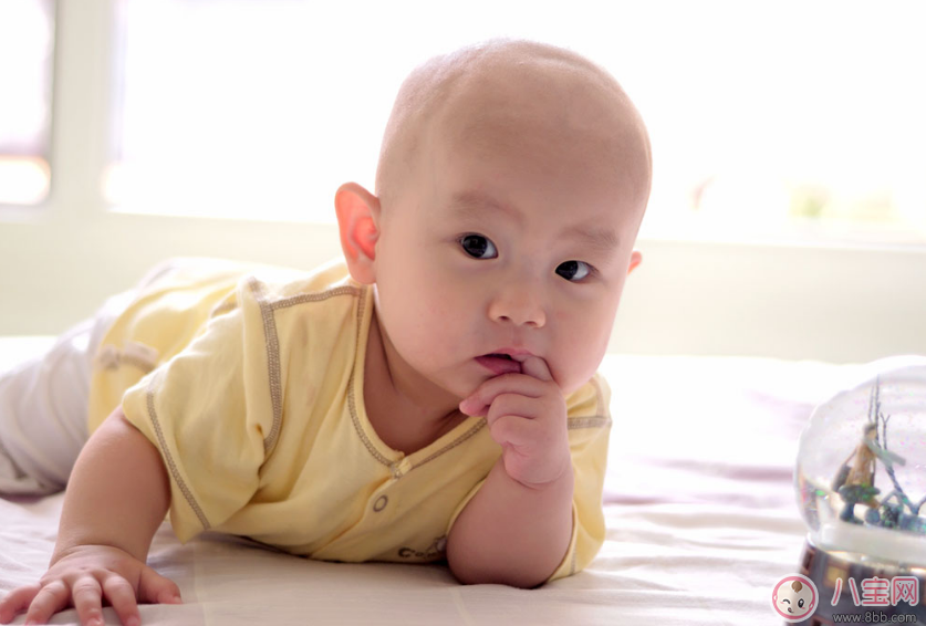 孩子愛吃手指代表什么 怎么讓孩子戒掉吃手指 孩子愛吃手指代表什么 怎么讓孩子戒掉吃手指