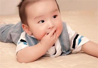 孩子愛吃手指代表什么 怎么讓孩子戒掉吃手指