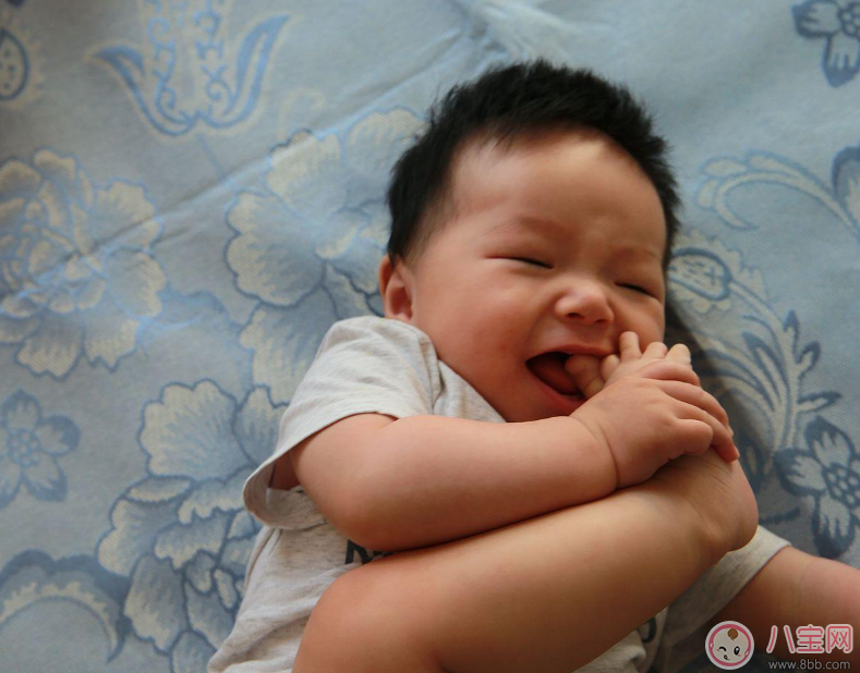 伊能靜女兒小米?？心_丫萌萌的 寶寶為啥都愛啃腳丫