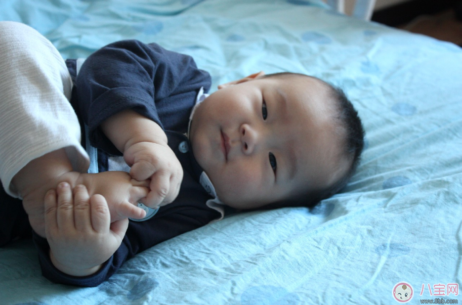 伊能靜女兒小米粒啃腳丫萌萌的 寶寶為啥都愛啃腳丫