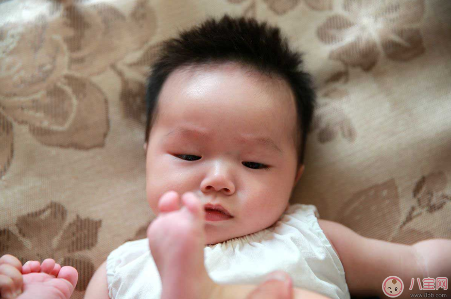 伊能靜女兒小米粒啃腳丫萌萌的 寶寶為啥都愛啃腳丫