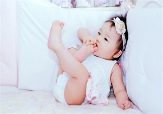 伊能靜女兒小米?？心_丫萌萌的 寶寶為啥都愛啃腳丫