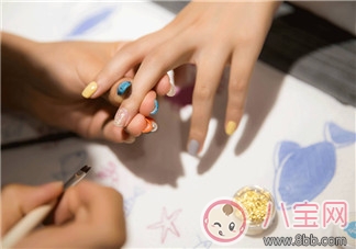 章子怡和Angelababy哺乳期涂指甲可以嗎 哺乳期涂指甲的影響 章子怡和Angelababy哺乳期涂指甲可以嗎 哺乳期涂指甲的影響