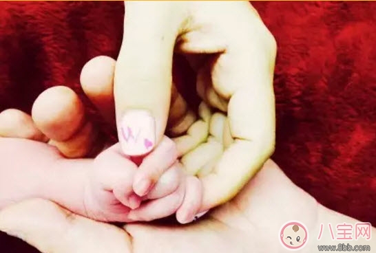 章子怡和Angelababy哺乳期涂指甲可以嗎 哺乳期涂指甲的影響 章子怡和Angelababy哺乳期涂指甲可以嗎 哺乳期涂指甲的影響