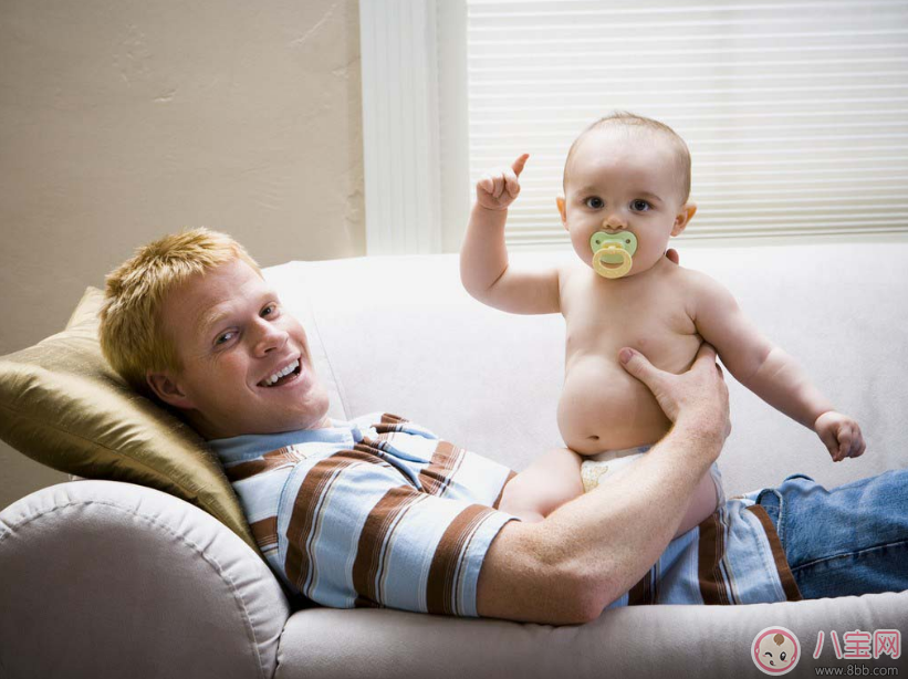 趙文卓兩天假期也要回家看孩子 爸爸工作忙碌如何照料孩子