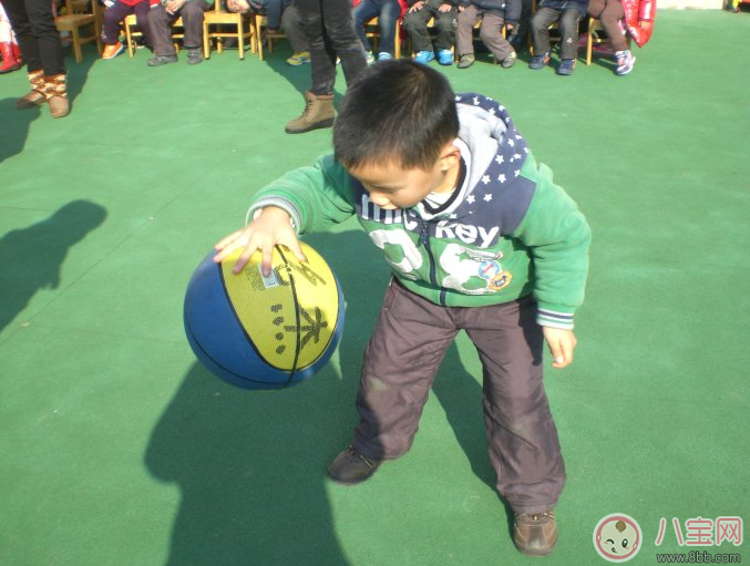 孩子是左撇子是比別人聰明些嗎 左撇子是否需要糾正