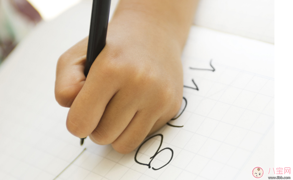 孩子是左撇子是比別人聰明些嗎 左撇子是否需要糾正