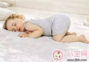 夏季寶寶總把蓋的蹬開 夏季空調(diào)房如何蓋被 夏季寶寶總把蓋的蹬開 夏季空調(diào)房如何蓋被