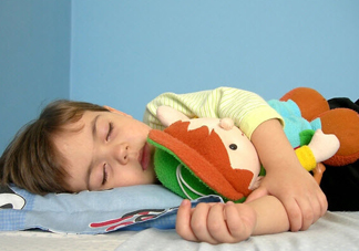 孩子分床睡的最佳年齡 寶寶分床的最佳時間2017