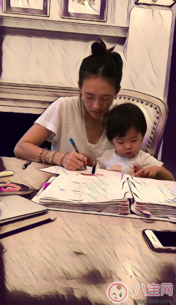 章子怡工作女兒醒了好乖 怎么安撫睡醒的寶寶 章子怡工作女兒醒了好乖 怎么安撫睡醒的寶寶