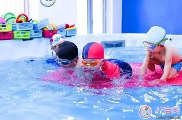 寶寶多大可以游泳 夏天寶寶游泳用什么游泳圈(游泳注意事項)