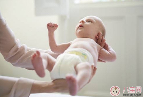 三個(gè)月寶寶拉肚子有泡沫怎么辦 寶寶多半受涼了(穿肚兜)