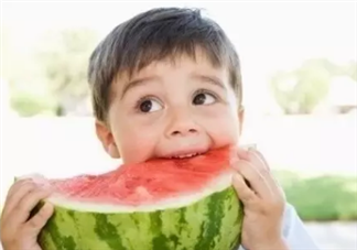 2017三伏天擦爽身粉寶寶痱子更嚴(yán)重 防痱?qū)毜鋪韼兔? data-Ewhs=