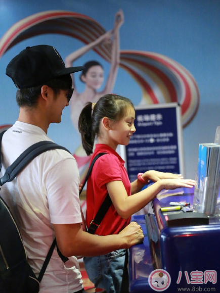 田亮森碟現(xiàn)身機(jī)場出行游玩 一家人出行需要準(zhǔn)備什么