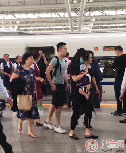 Baby小海綿坐高鐵圖片 幾個月的嬰兒可以坐高鐵需要注意什么