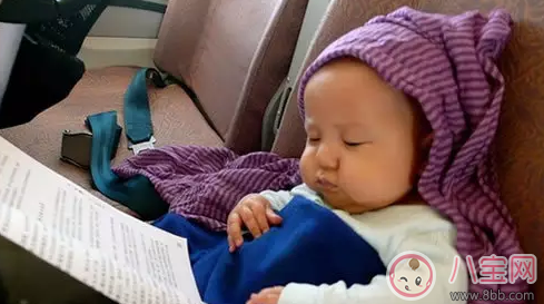 Baby抱小海綿坐高鐵 嬰兒多大可以坐飛機(jī)(3個(gè)月以上) Baby抱小海綿坐高鐵 嬰兒多大可以坐飛機(jī)(3個(gè)月以上)