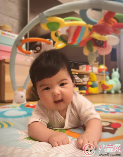 賈靜雯女兒Bo妞三個(gè)多月會(huì)翻身了 寶寶多大會(huì)翻身(4-7個(gè)月) 賈靜雯女兒Bo妞三個(gè)多月會(huì)翻身了 寶寶多大會(huì)翻身(4-7個(gè)月)