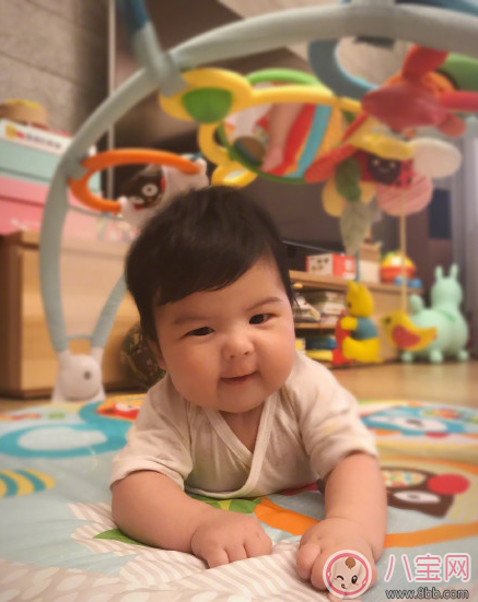賈靜雯女兒Bo妞三個(gè)多月會(huì)翻身了 寶寶多大會(huì)翻身(4-7個(gè)月) 賈靜雯女兒Bo妞三個(gè)多月會(huì)翻身了 寶寶多大會(huì)翻身(4-7個(gè)月)