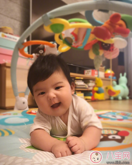 賈靜雯女兒Bo妞三個(gè)多月會(huì)翻身了 寶寶多大會(huì)翻身(4-7個(gè)月) 賈靜雯女兒Bo妞三個(gè)多月會(huì)翻身了 寶寶多大會(huì)翻身(4-7個(gè)月)