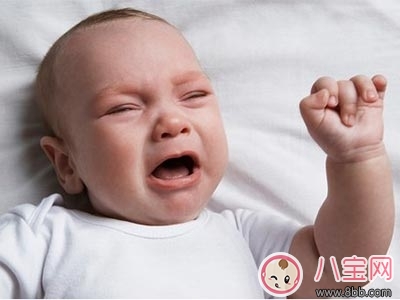 小男孩突然雙目緊閉暈倒 寶寶突然暈倒怎么辦 小男孩突然雙目緊閉暈倒 寶寶突然暈倒怎么辦
