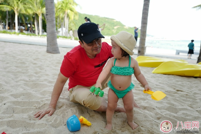 楊冪爸爸曬和小酒窩在沙灘玩耍 和寶寶在沙灘玩耍需要注意些什么 楊冪爸爸曬和小酒窩在沙灘玩耍 和寶寶在沙灘玩耍需要注意些什么