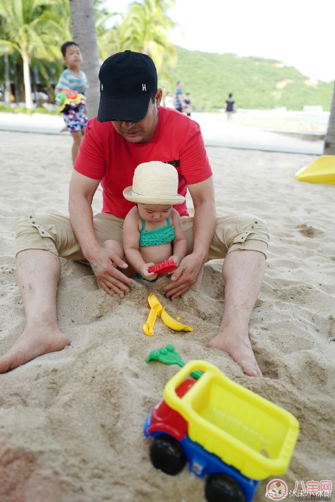 楊冪爸爸曬和小酒窩在沙灘玩耍 和寶寶在沙灘玩耍需要注意些什么 楊冪爸爸曬和小酒窩在沙灘玩耍 和寶寶在沙灘玩耍需要注意些什么