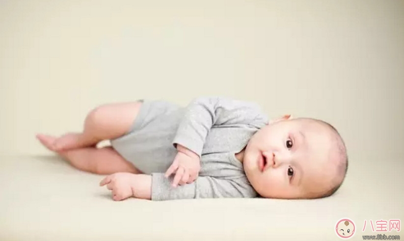 如何幫助寶寶翻身 寶寶遲遲不翻身的原因 如何幫助寶寶翻身 寶寶遲遲不翻身的原因