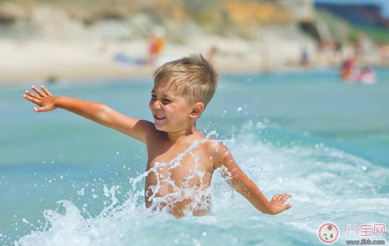 2017夏天寶寶在室外游泳會(huì)著涼嗎 寶寶室外游泳注意事項(xiàng)