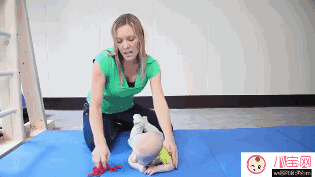 如何幫助寶寶翻身 寶寶遲遲不翻身的原因 如何幫助寶寶翻身 寶寶遲遲不翻身的原因