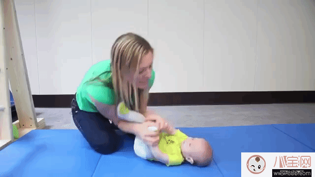 如何幫助寶寶翻身 寶寶遲遲不翻身的原因 如何幫助寶寶翻身 寶寶遲遲不翻身的原因