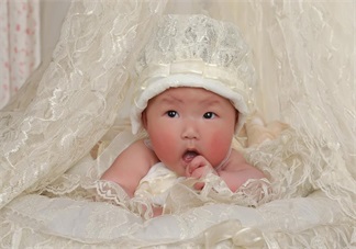 蚊子愛(ài)咬寶寶是因?yàn)閷殞毷荗型血? 別被謠言所騙