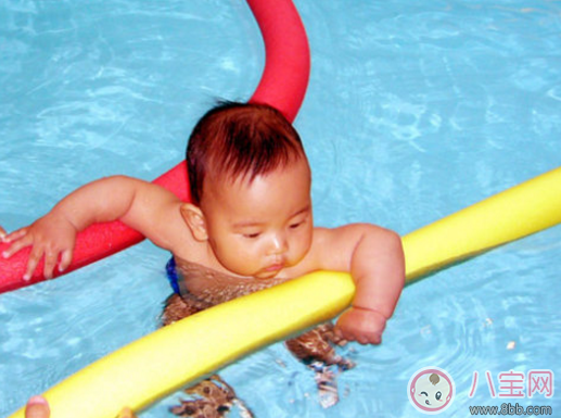 1歲寶寶練習(xí)游泳教程 1歲寶寶怎么學(xué)游泳