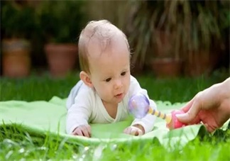 寶寶爬行怎么教 教會(huì)寶寶爬行小技巧