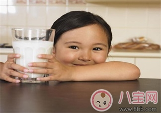 孩子喝牛奶要注意些什么     什么奶對寶寶的成長沒有幫助