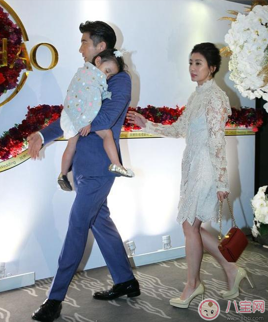 孩子什么時候睡覺好 賈靜雯帶咘咘參加晚宴她累到睡著 孩子什么時候睡覺好 賈靜雯帶咘咘參加晚宴她累到睡著