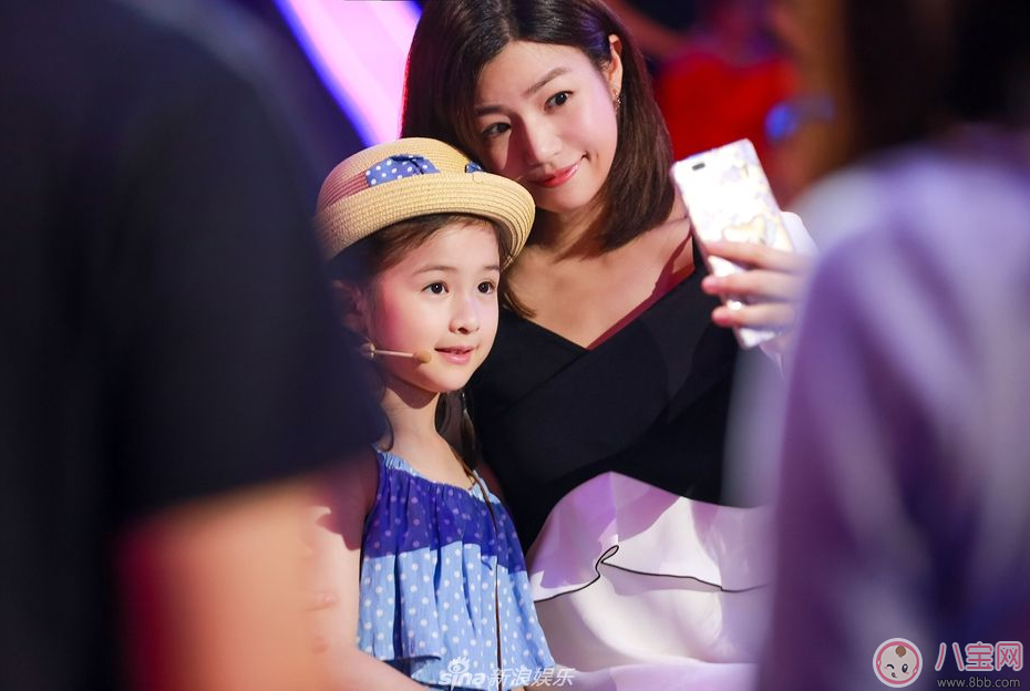 孩子什么時候睡覺好 賈靜雯帶咘咘參加晚宴她累到睡著 孩子什么時候睡覺好 賈靜雯帶咘咘參加晚宴她累到睡著