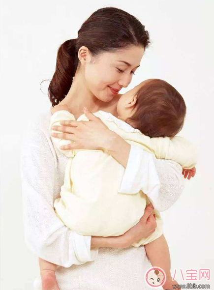 孩子什么時候睡覺好 賈靜雯帶咘咘參加晚宴她累到睡著 孩子什么時候睡覺好 賈靜雯帶咘咘參加晚宴她累到睡著